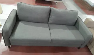 Sofá 3 Plazas Tapizado tela y patas madera.