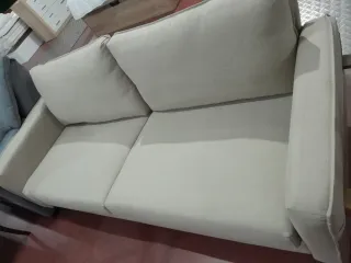 Sofá 3 Plazas Tapizado tela y patas madera.