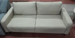 Sofá 3 Plazas Tapizado tela y patas madera.