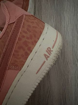 Zapatillas Nike rosas ante de leopardo