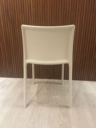 Silla blanca de plástico moderna