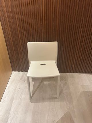 Silla blanca de plástico moderna