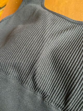 Top deportivo negro acanalado y calza deportiva