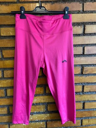 Top deportivo negro acanalado y calza deportiva