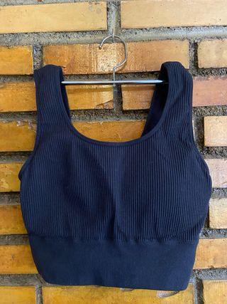 Top deportivo negro acanalado y calza deportiva