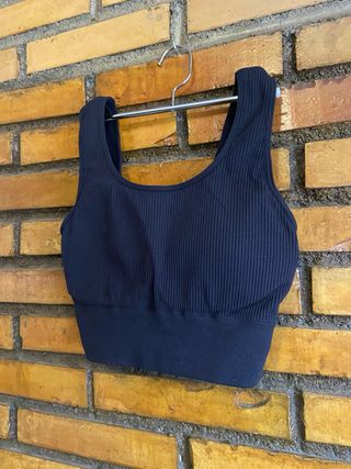 Top deportivo negro acanalado y calza deportiva