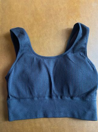 Top deportivo negro acanalado y calza deportiva