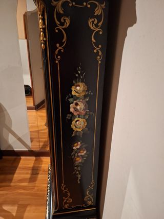 Reloj de pie tempus fugit, pintado a mano