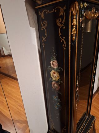 Reloj de pie tempus fugit, pintado a mano