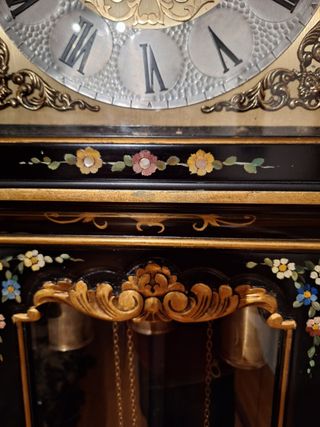 Reloj de pie tempus fugit, pintado a mano