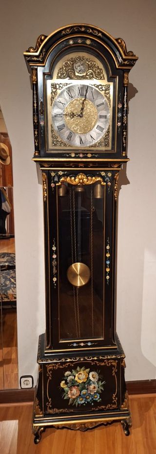 Reloj de pie tempus fugit, pintado a mano