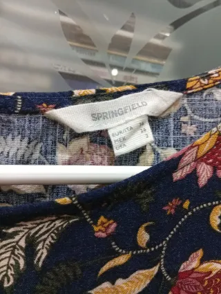 Vestido mini floral manga larga marca Springfield.