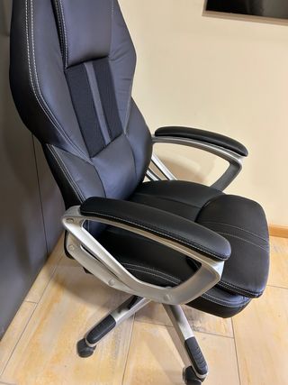 Sillón de oficina negro y plateado