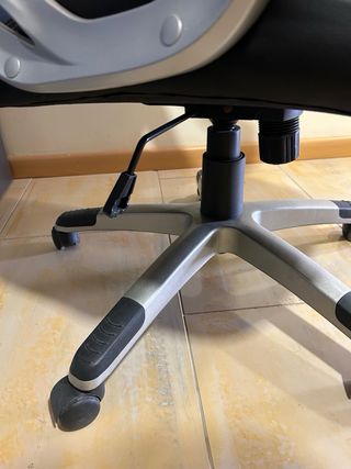 Sillón de oficina negro y plateado