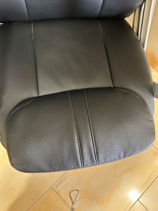 Sillón de oficina negro y plateado