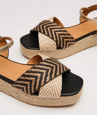 Sandalias cuña beige y negras