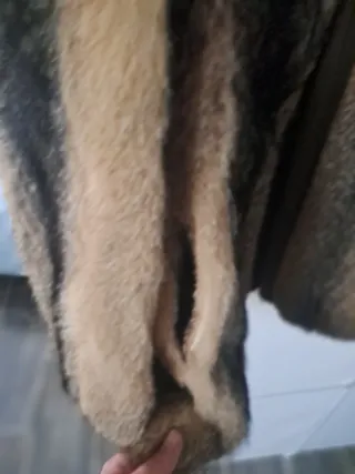 Abrigo de piel marrón y gris