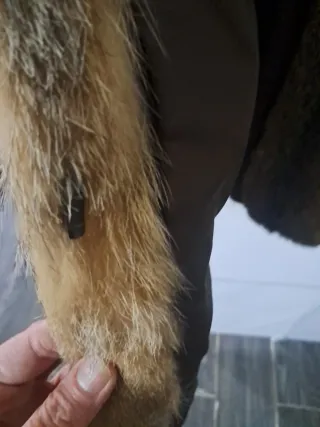 Abrigo de piel marrón y gris