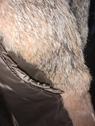 Abrigo de piel marrón y gris