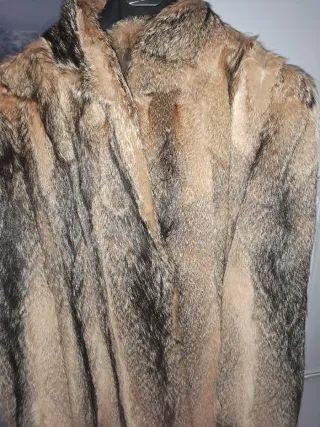 Abrigo de piel marrón y gris