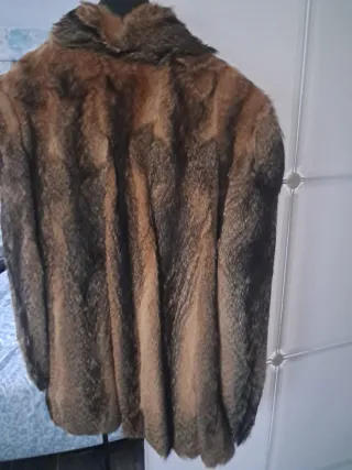 Abrigo de piel marrón y gris