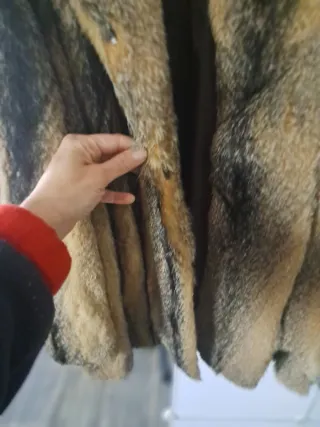 Abrigo de piel marrón y gris