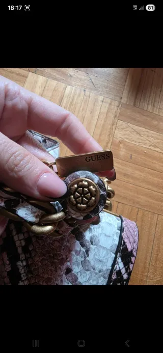 Bolso Guess efecto piel serpiente