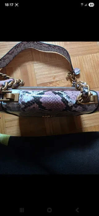 Bolso Guess efecto piel serpiente