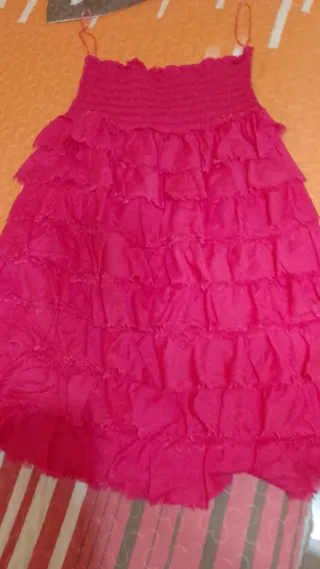 Vestido fucsia con volantes y pecho engomado