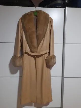 Chaqueta de piel beige con cuello de pelo