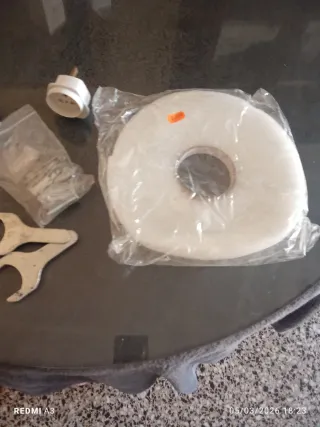 Lote menaje: soportes, enchufe, rollo