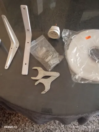 Lote menaje: soportes, enchufe, rollo