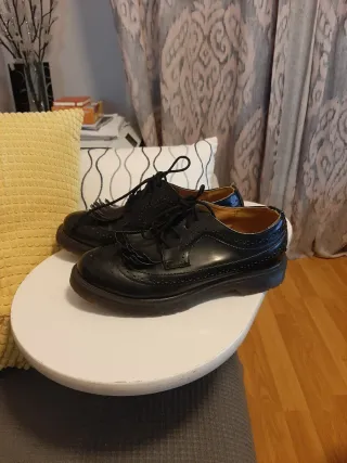 Zapatos charol negros abotinados