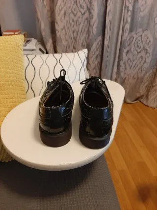 Zapatos charol negros abotinados