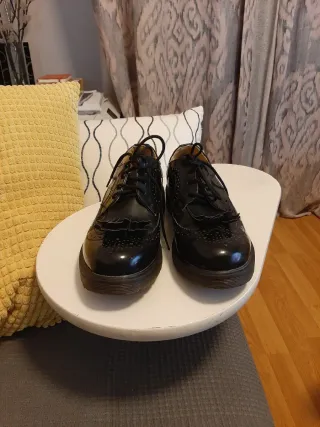 Zapatos charol negros abotinados