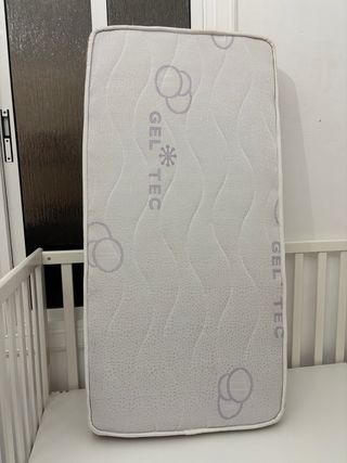 Cuna de bebé blanca colecho o normal