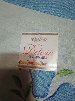 Centrotavola ricamato con pere blu