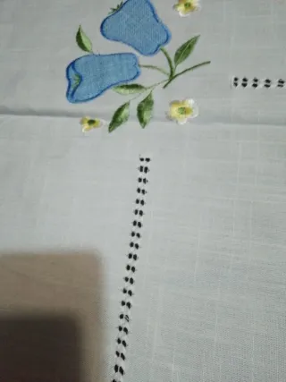 Centrotavola ricamato con pere blu