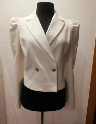 Chaqueta blanca manga abullonada