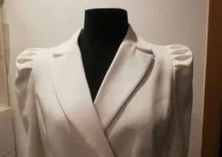 Chaqueta blanca manga abullonada