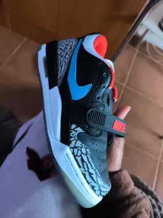 Zapatilla Jordan Negra y Azul