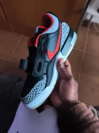 Zapatilla Jordan Negra y Azul