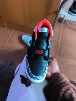 Zapatilla Jordan Negra y Azul