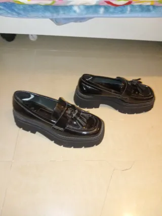 Mocasines Zara charol negros talla 38