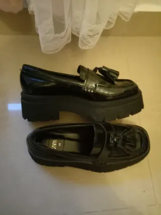 Mocasines Zara charol negros talla 38