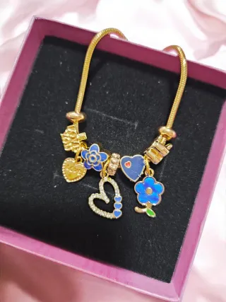 Pulsera Charm Corazones y Flores Dorada