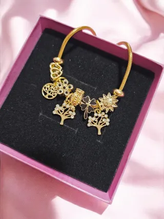 Pulsera Charm Corazones y Flores Dorada