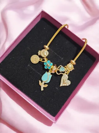 Pulsera Charm Corazones y Flores Dorada