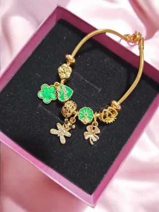 Pulsera Charm Corazones y Flores Dorada