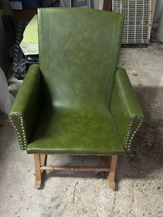 Butaca verde estilo clásico